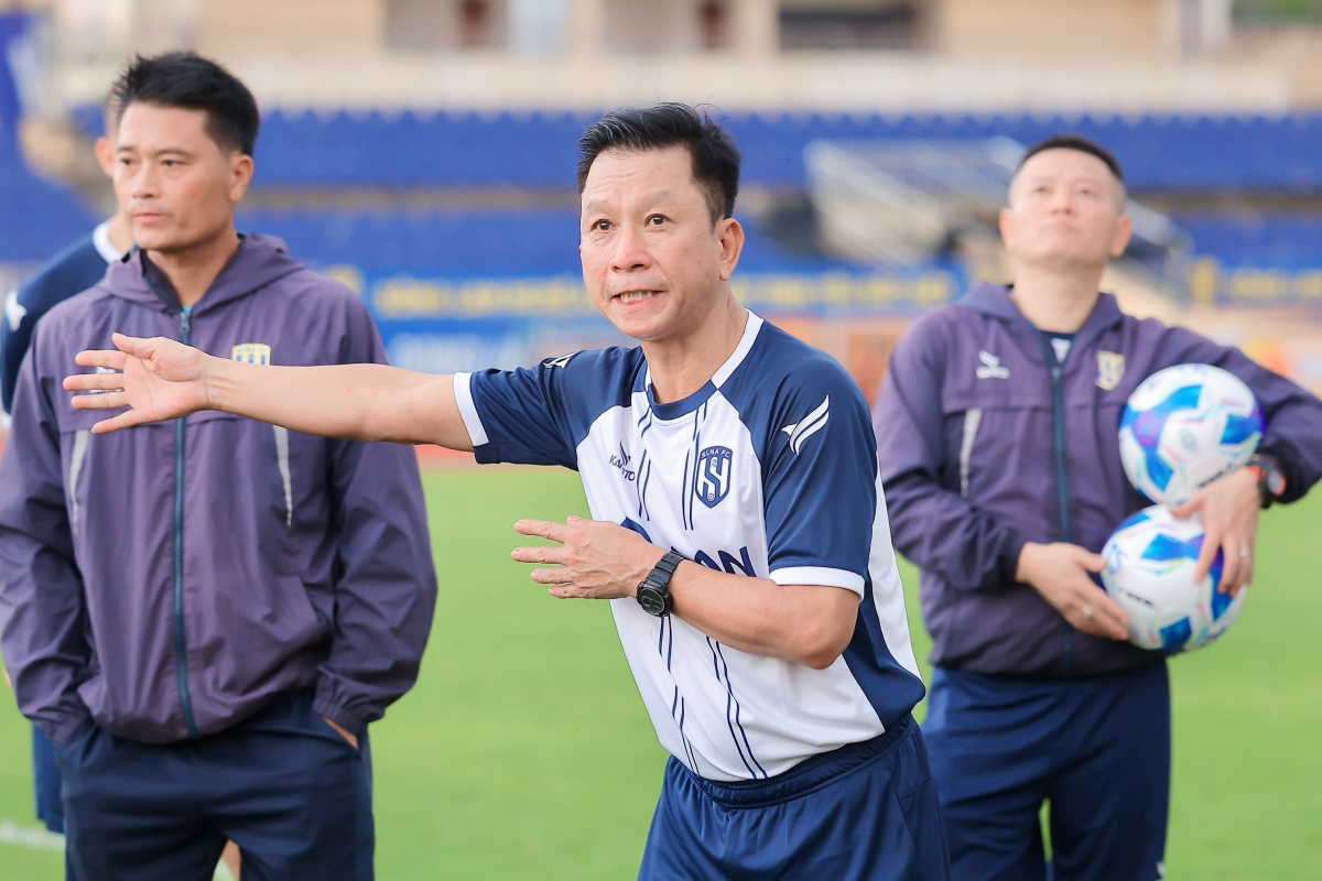 HLV Văn Sỹ Sơn SLNA. Ảnh: Xuân Thủy HLV Van Sy Son SLNA. anh: Xuan Thuy