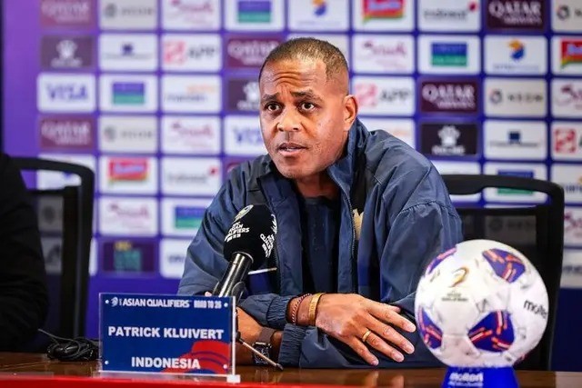 Tương lai đen tối chờ HLV Kluivert 2 Tương lai đen tối chờ HLV Kluivert 2