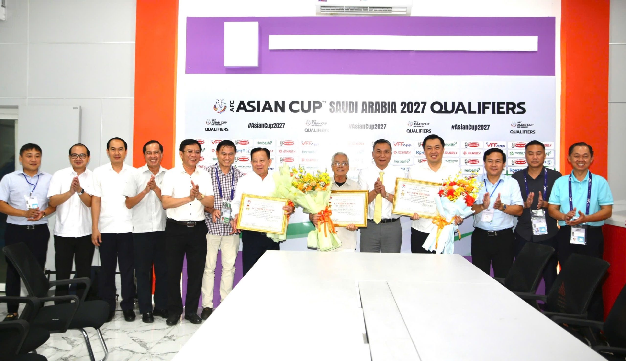Trao Kỷ niệm chương “Vì sự nghiệp Bóng đá Việt Nam” cho các cá nhân có nhiều đóng góp 1 Trao Kỷ niệm chương “Vì sự nghiệp Bóng đá Việt Nam” cho các cá nhân có nhiều đóng góp 1