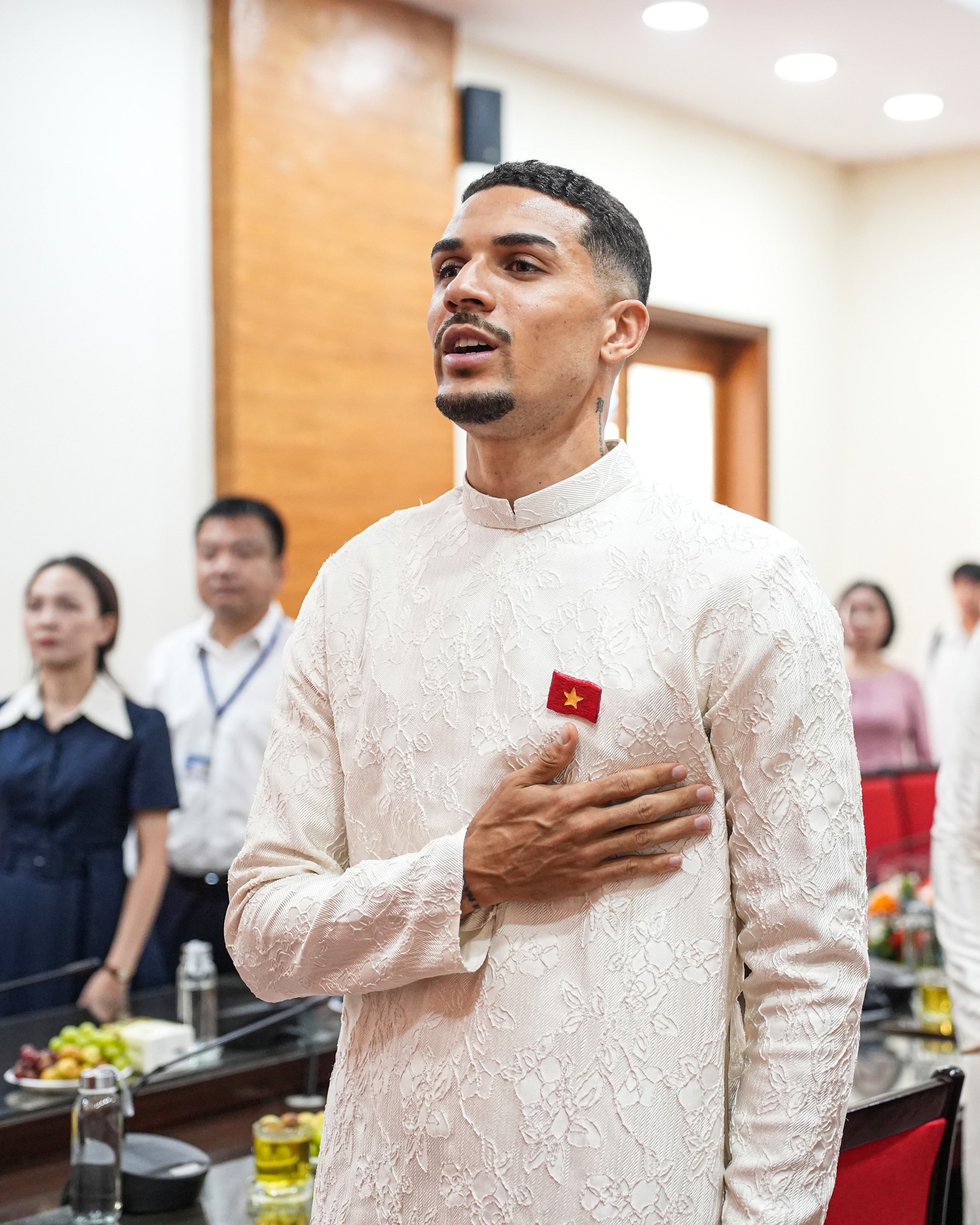 Đỗ Hoàng Hên diện áo dài trong ngày nhận quốc tịch Việt Nam 1