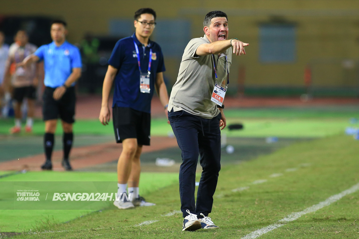 HLV Gerard Albadalejo Ha Noi vs Ninh Binh 18/10