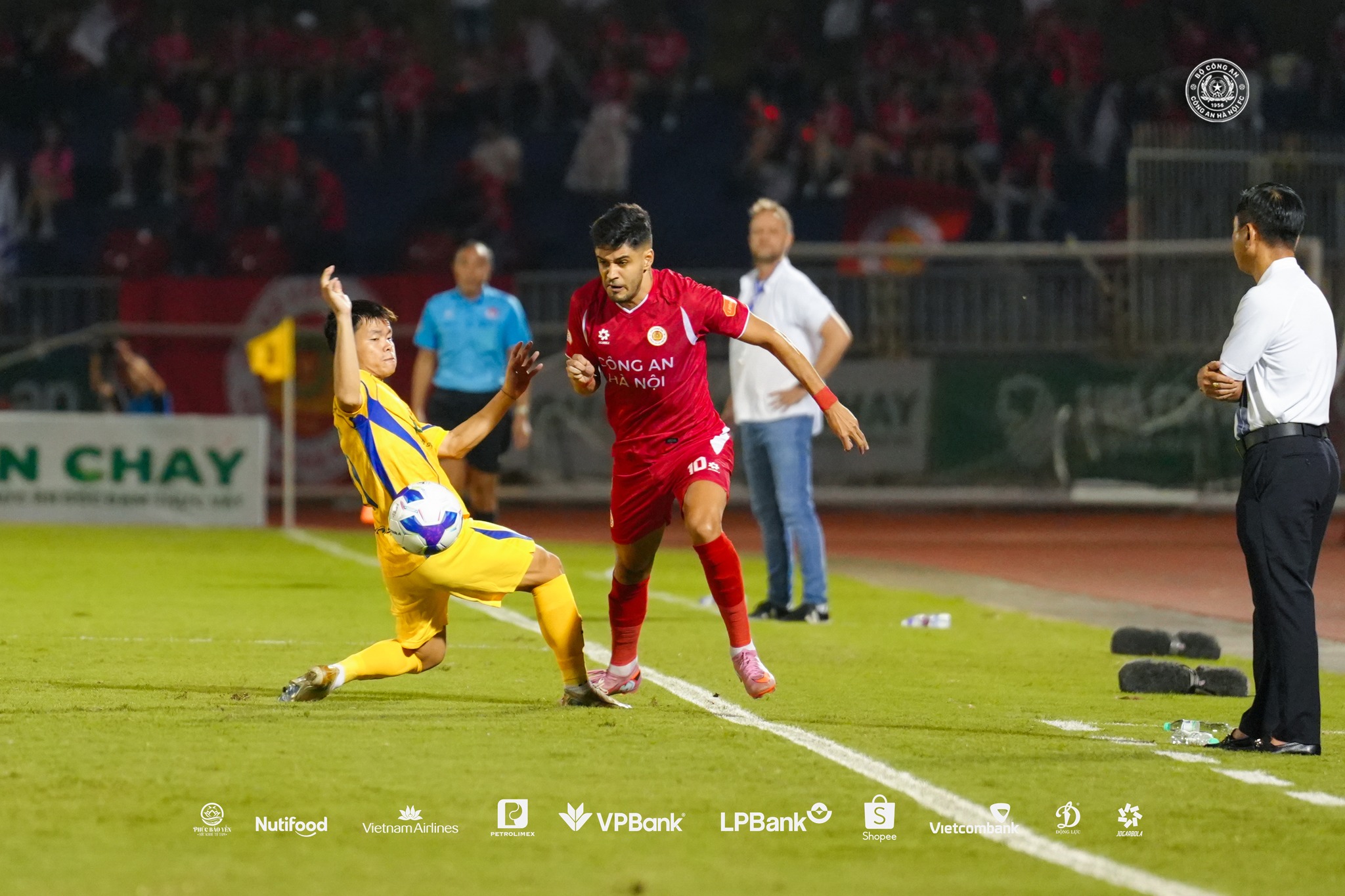 HLV Mano Polking ấn tượng với vị thuyền trưởng mới của SLNA 1