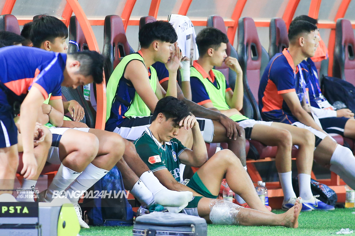 Thủ môn Bùi Tiến Dũng dính chấn thương Viettel vs Đà Nẵng 20/10 Thu mon Bui Tien Dung dinh chan thuong Viettel vs da Nang 20/10