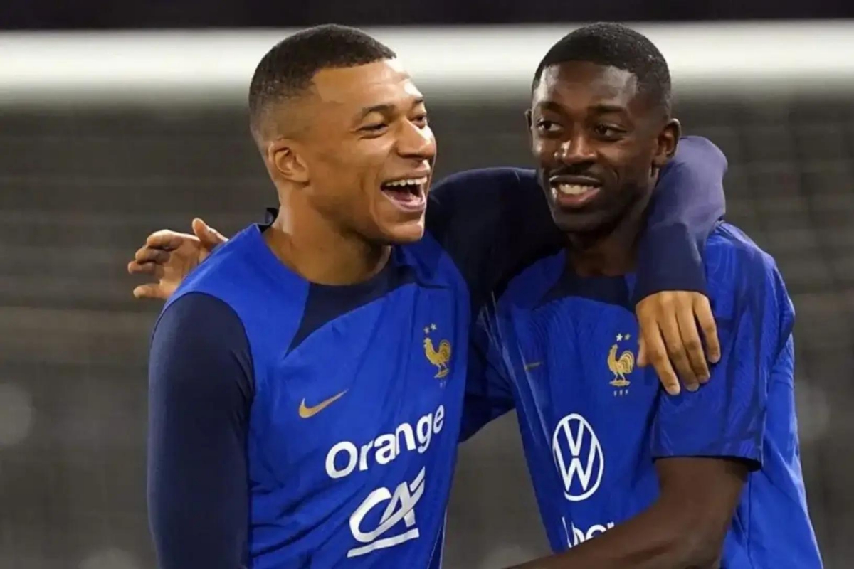 Ousmane Dembele tiet lo da duoc Kylian Mbappe chuc mung
