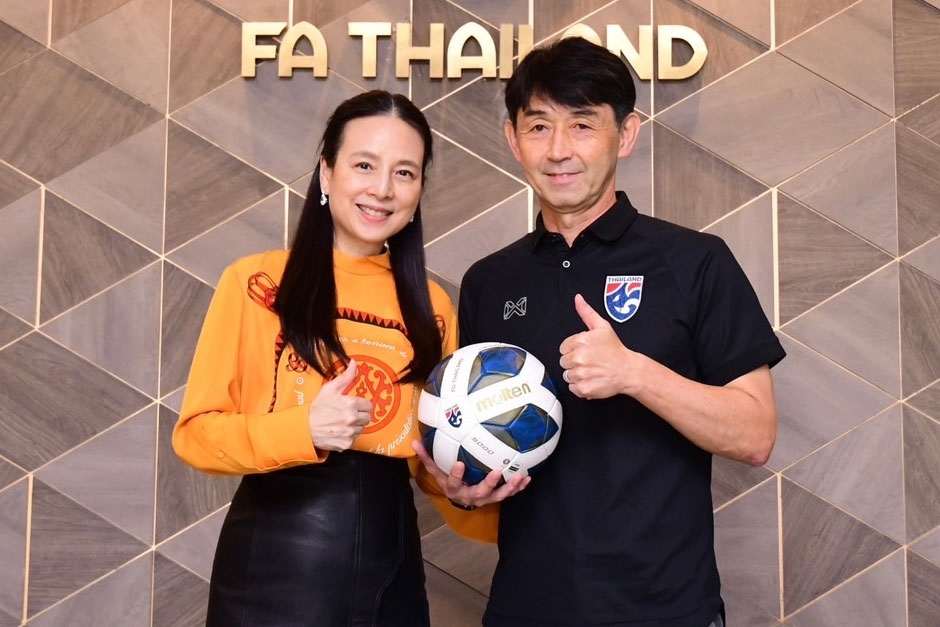 Madam Pang cúi đầu xin lỗi NHM Thái Lan, tiết lộ nguyên nhân sa thải HLV Ishii 1 Madam Pang cúi đầu xin lỗi NHM Thái Lan, tiết lộ nguyên nhân sa thải HLV Ishii 1
