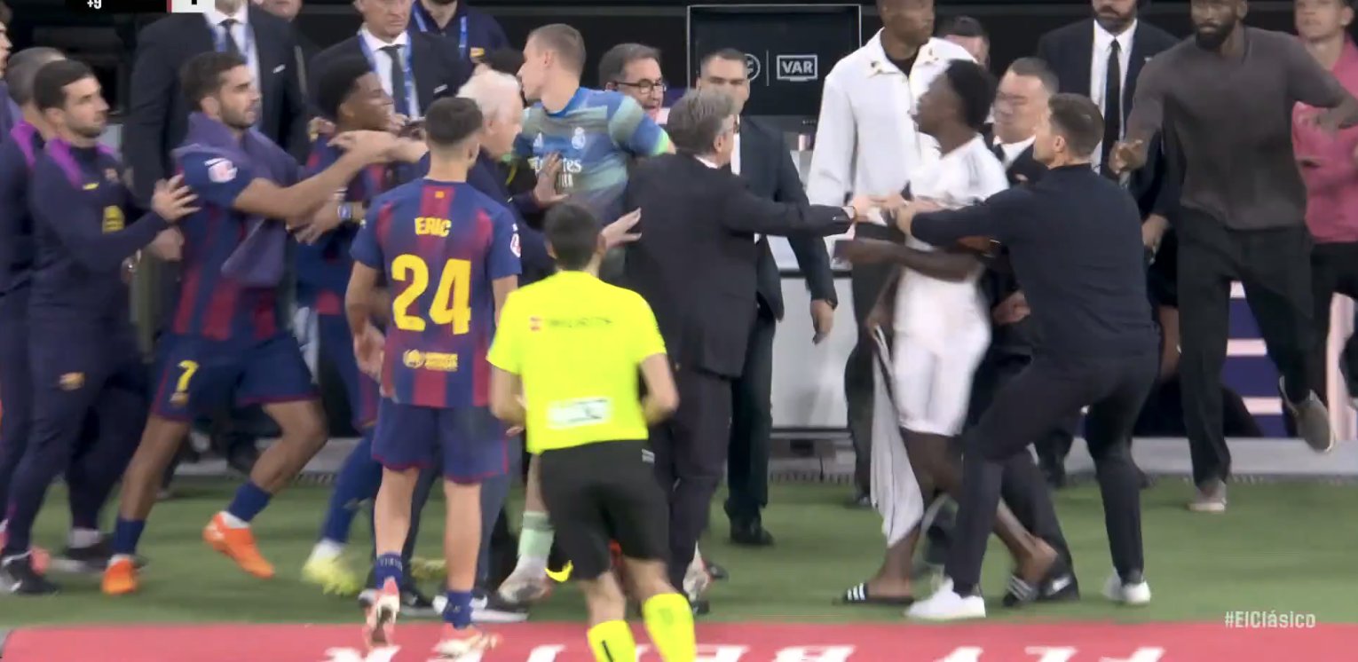 Vinicius Junior tức giận khi bị thay ra trước Barca 5 Vinicius Junior tức giận khi bị thay ra trước Barca 5
