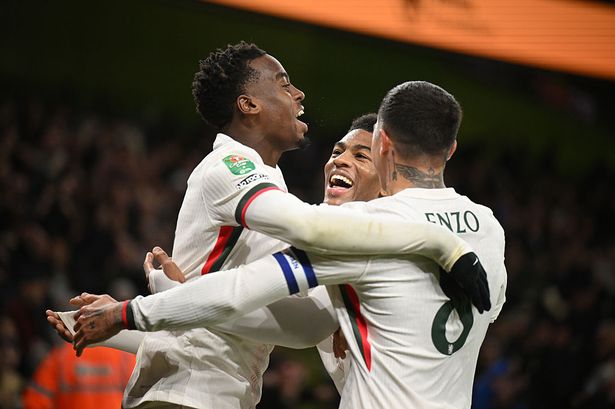 Jamie Gittens Khiêu vũ giữa bầy sói 1 Jamie Gittens Khiêu vũ giữa bầy sói 1