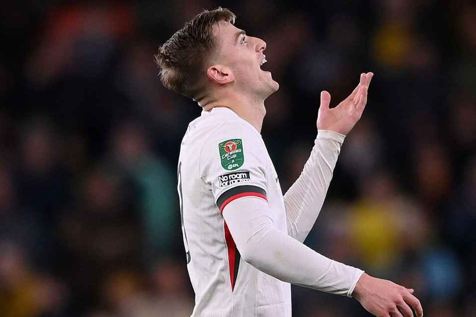 Liam Delap nhận thẻ đỏ ngay trận đầu tái xuất Liam Delap nhan the do ngay tran dau tai xuat