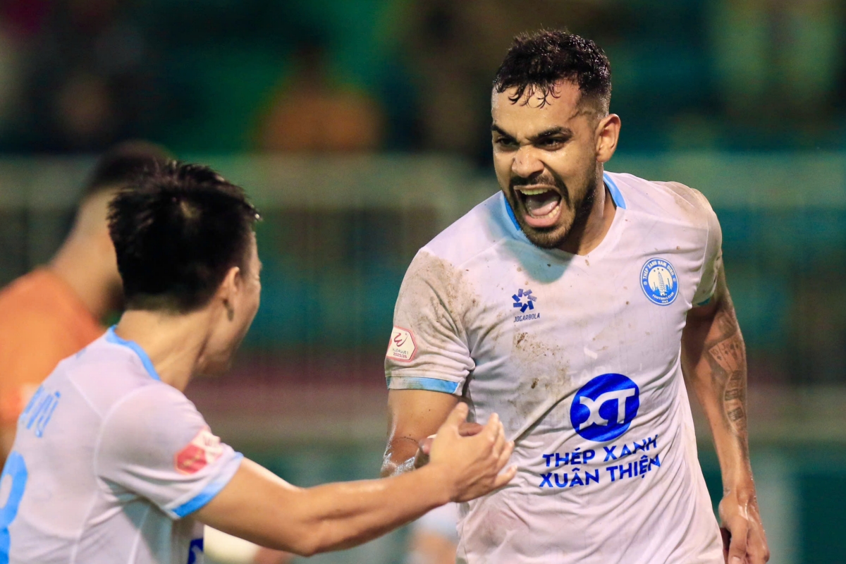 Brenner Nam Định hòa 2-2 trên sân Pleiku của HAGL Brenner Nam dinh hoa 2-2 tren san Pleiku cua HAGL