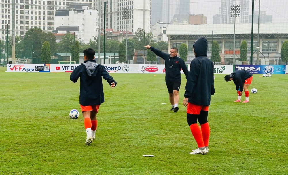 Đội tuyển nữ Việt Nam tập luyện dưới mưa doi tuyen nu Viet Nam tap luyen duoi mua