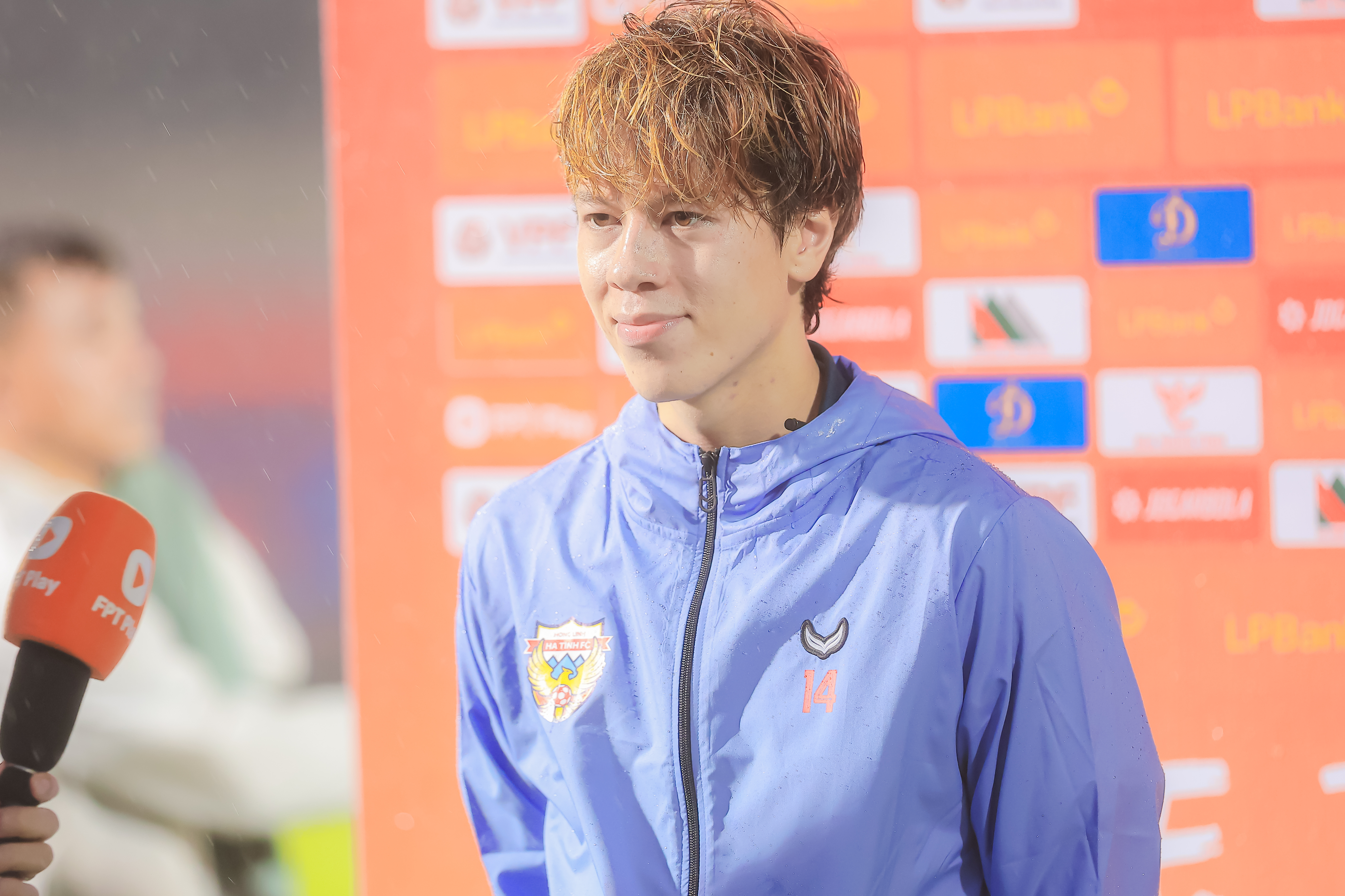 Lê Viktor tự hào khi ghi bàn vào lưới Hà Nội. Ảnh Xuân Thủy Le Viktor tu hao khi ghi ban vao luoi Ha Noi. anh Xuan Thuy