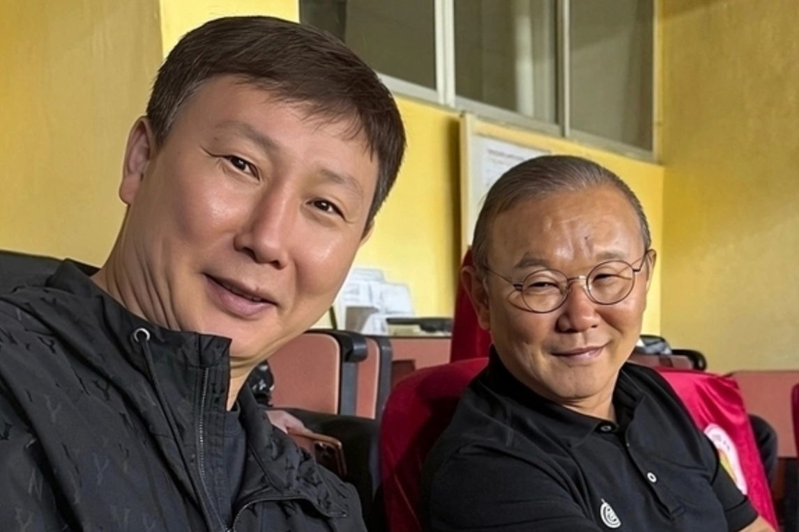 HLV Kim Sang Sik tiet lo moi quan he dac biet voi HLV Park Hang Seo
