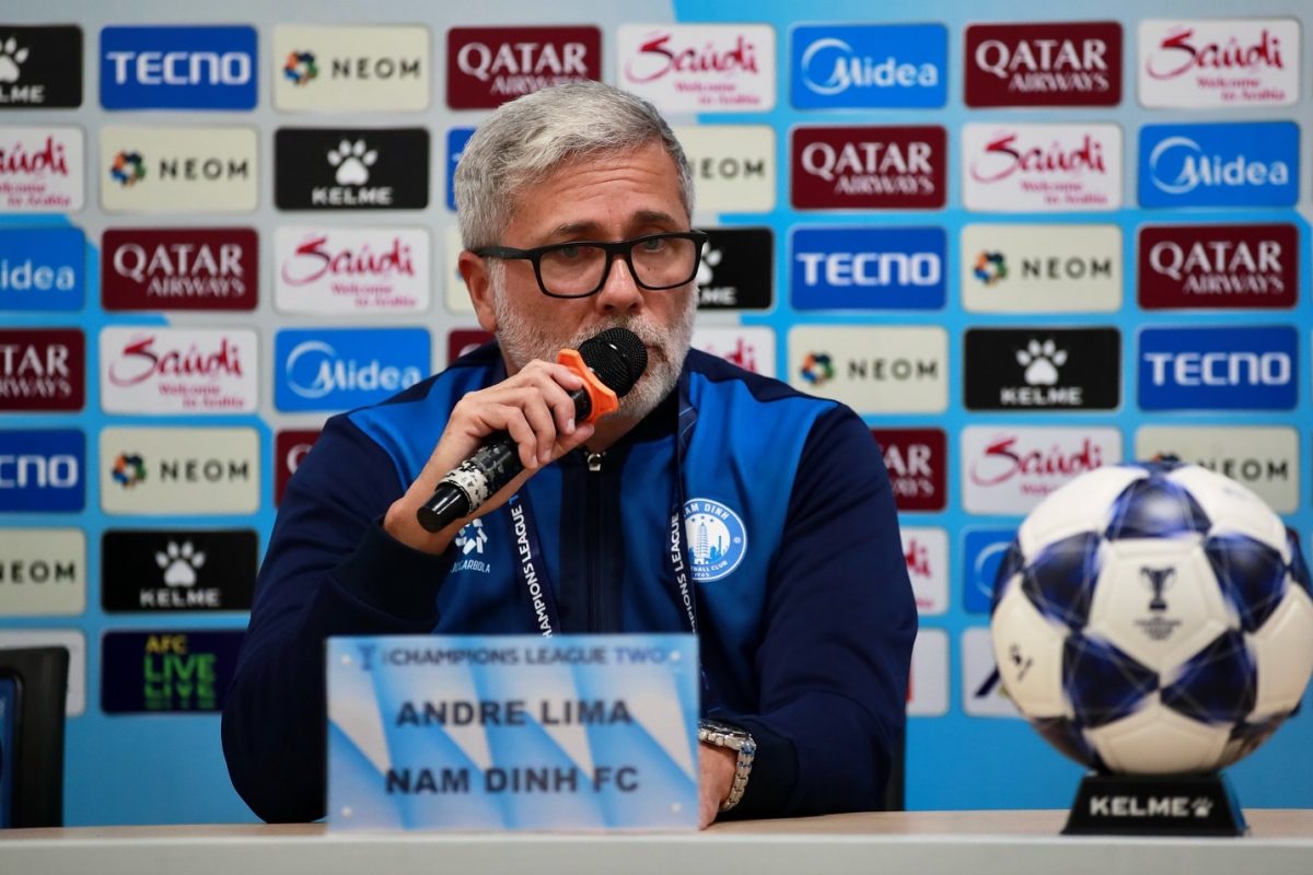 Trợ lý Andre Lima của CLB Nam Định Tro ly Andre Lima cua CLB Nam dinh