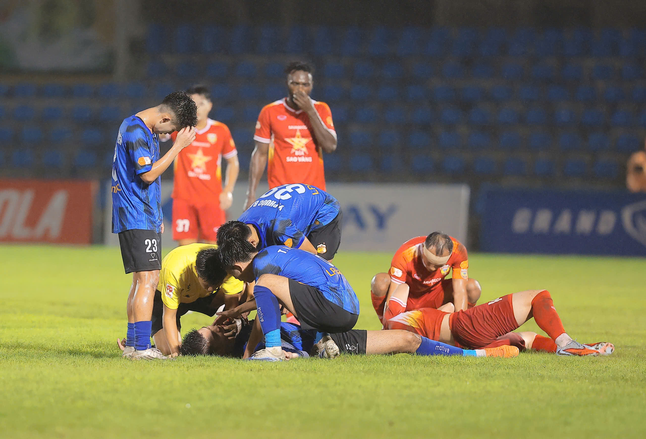 Trọng tài Nguyễn Mạnh Hải Hà Tĩnh vs HAGL Trong tai Nguyen Manh Hai Ha Tinh vs HAGL