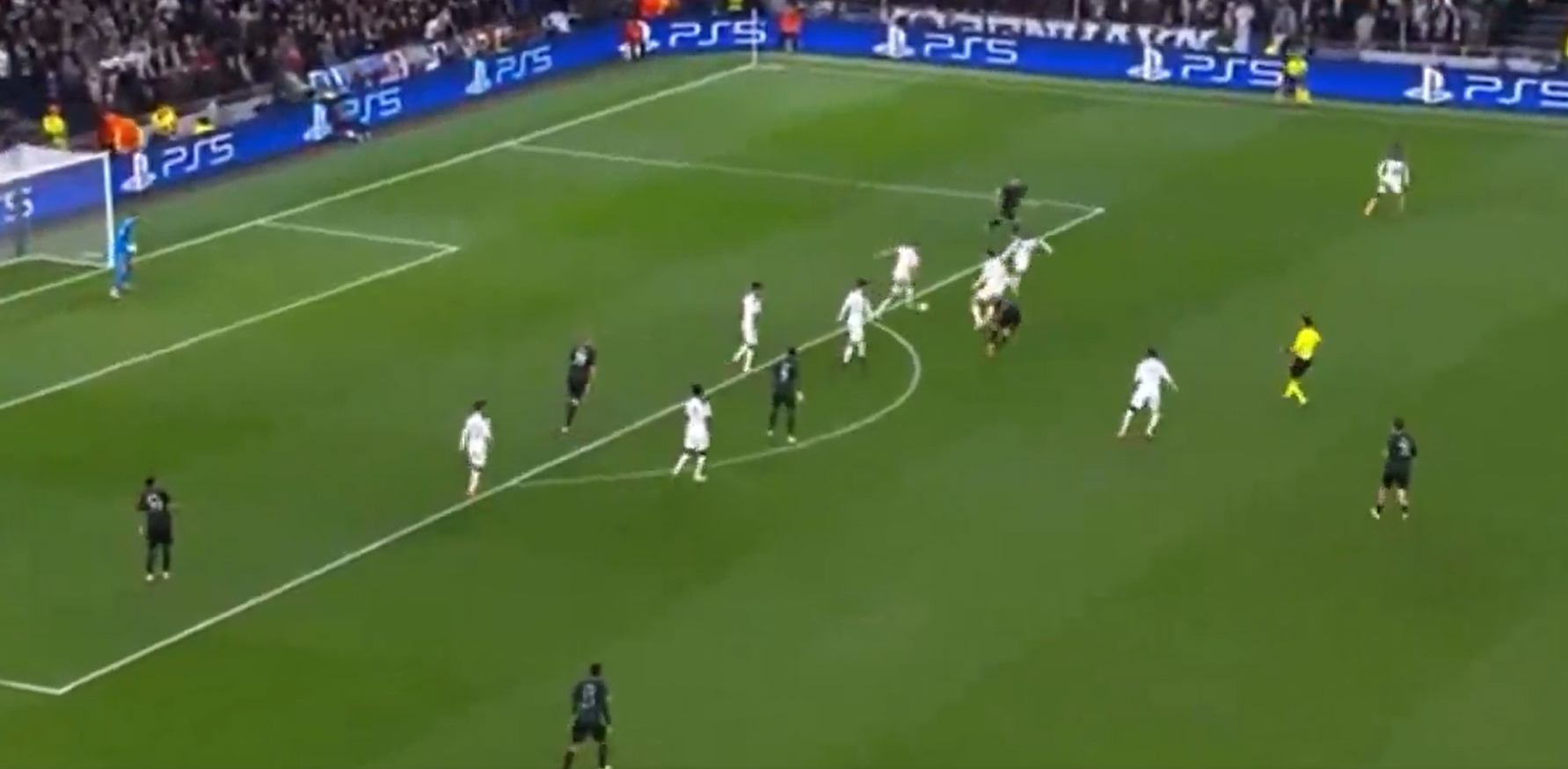 Phut 64 Tottenham cat duoc tinh huong len bong cua Copenhagen va Micky van de Ven co bong ngay truoc vach 16m50 cua Spurs.