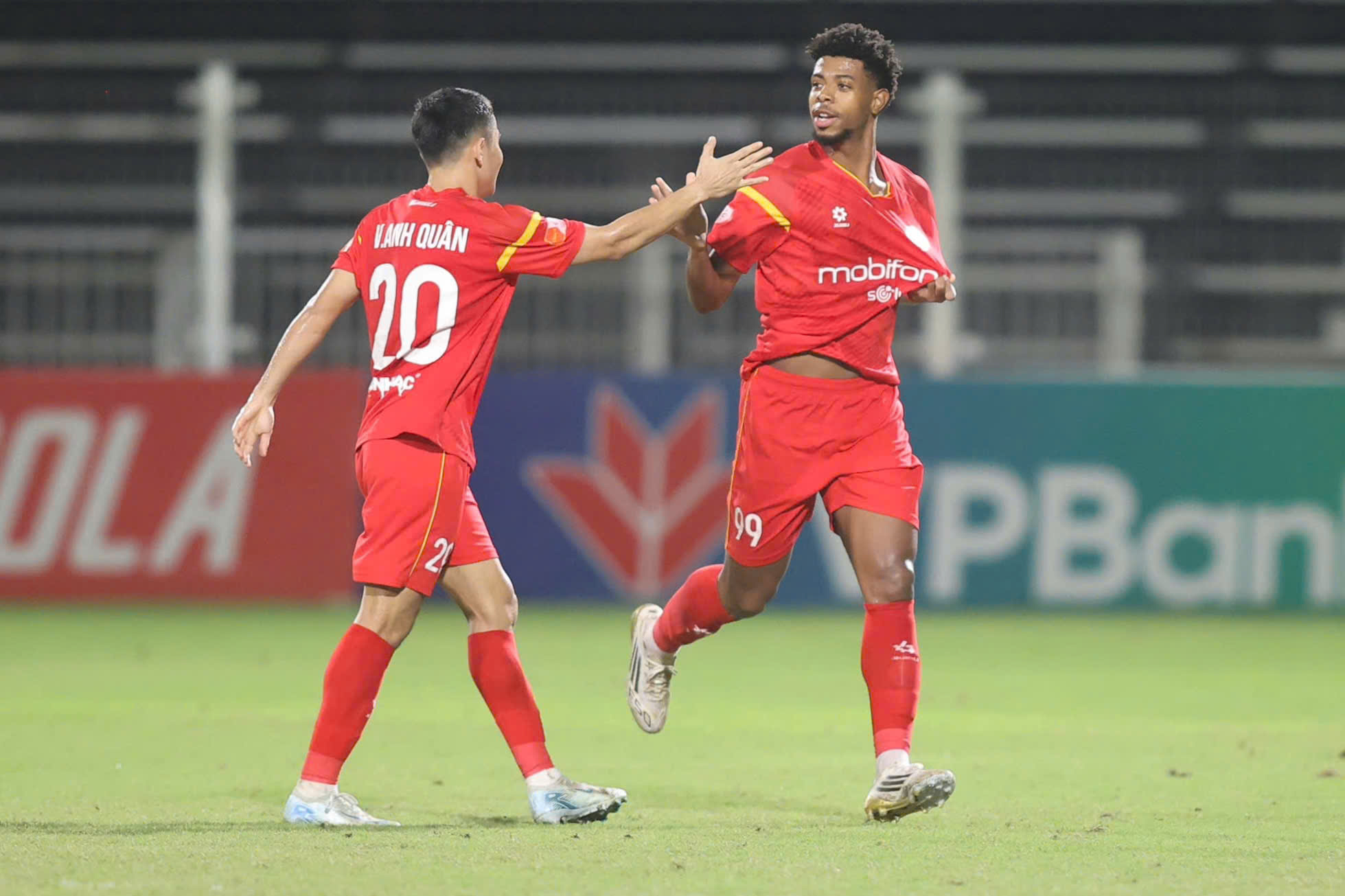 Amarildo ghi ban vao luoi Viettel vs PVF 8/11