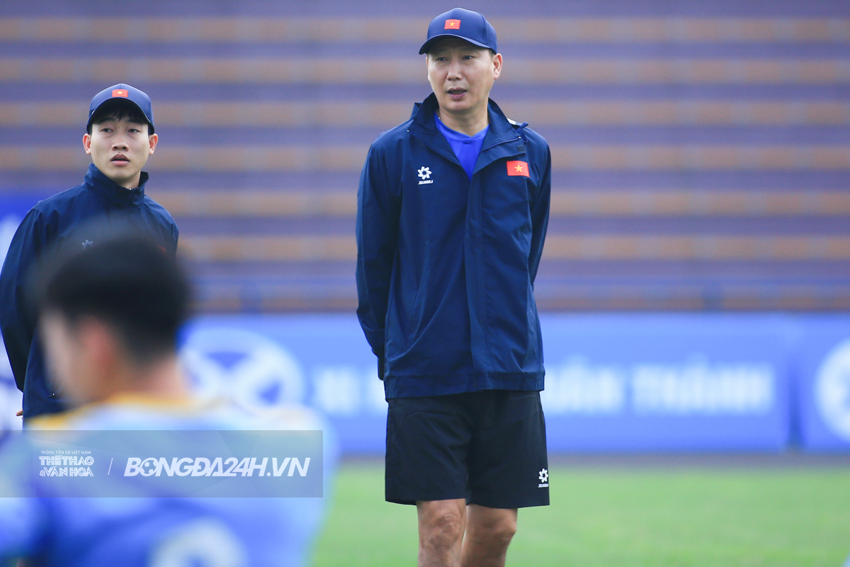 Tuyển Việt Nam thiếu nhiều trụ cột, HLV Kim Sang Sik tranh bóng với Xuân Son 2