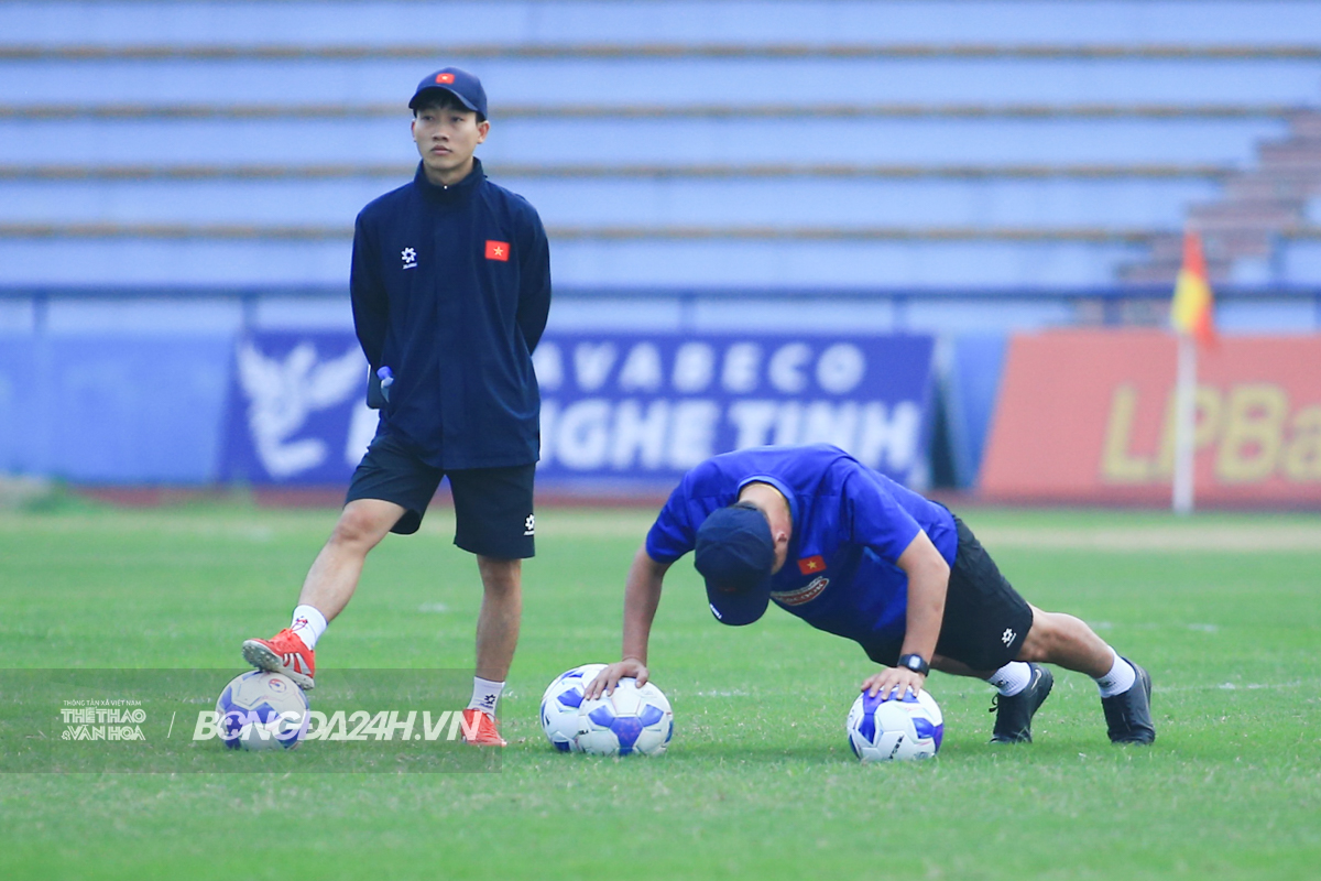 Tuyển Việt Nam thiếu nhiều trụ cột, HLV Kim Sang Sik tranh bóng với Xuân Son 3