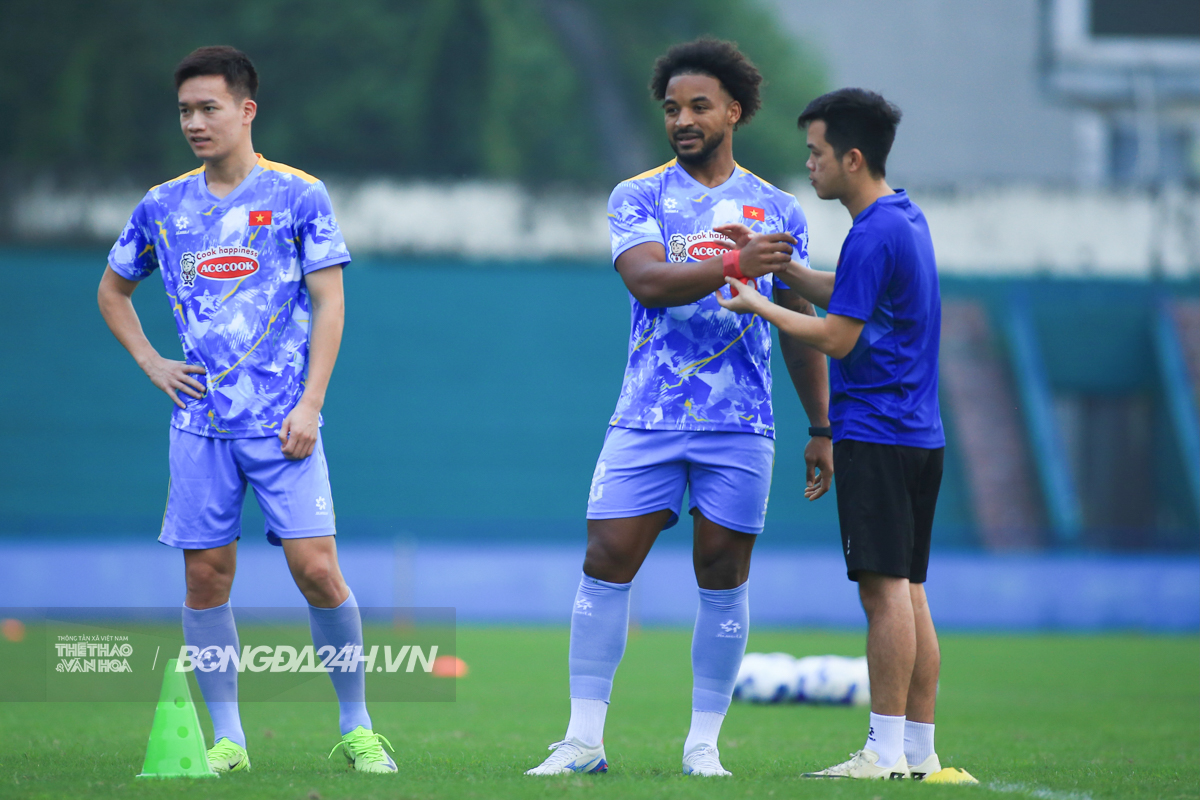 Tuyển Việt Nam thiếu nhiều trụ cột, HLV Kim Sang Sik tranh bóng với Xuân Son 4