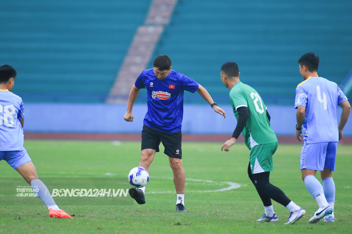 Tuyển Việt Nam thiếu nhiều trụ cột, HLV Kim Sang Sik tranh bóng với Xuân Son 5