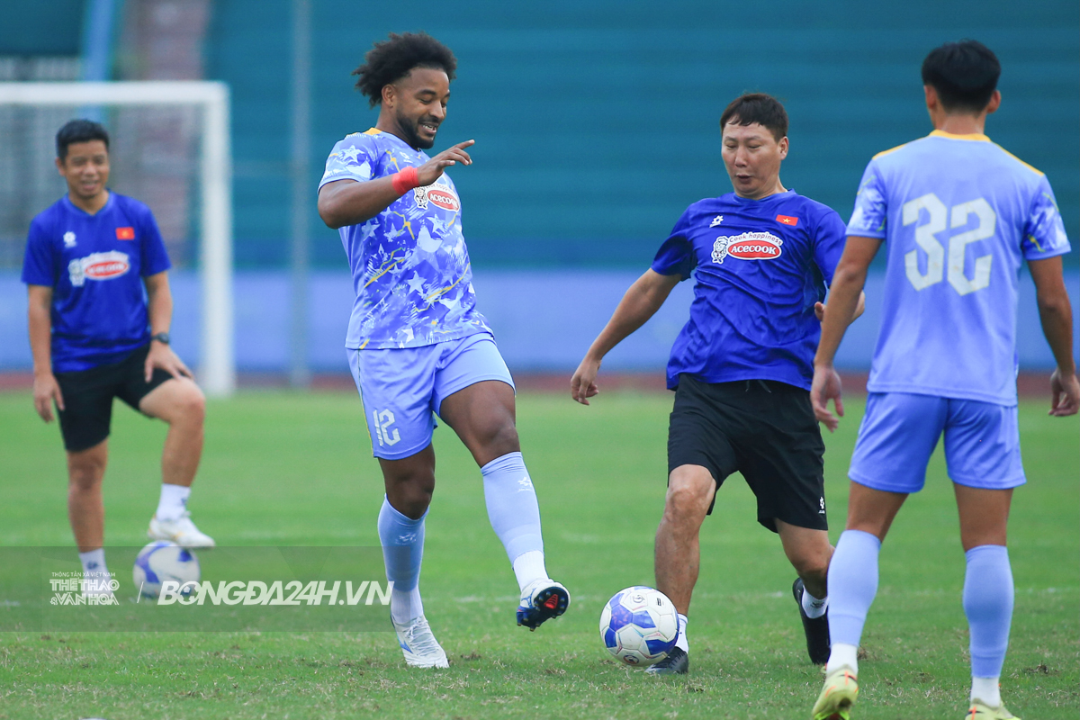 Tuyển Việt Nam thiếu nhiều trụ cột, HLV Kim Sang Sik tranh bóng với Xuân Son 6