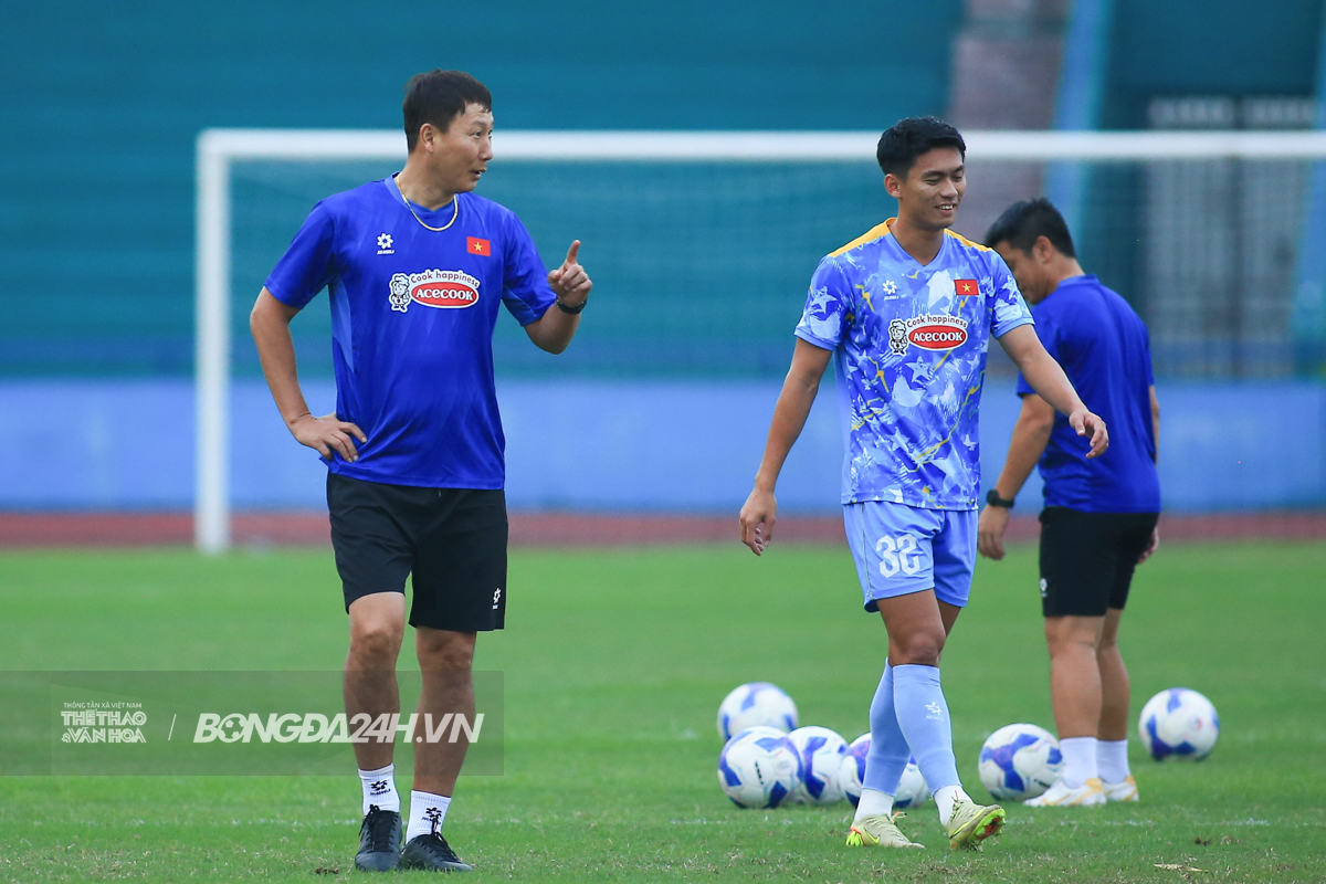 Tuyển Việt Nam thiếu nhiều trụ cột, HLV Kim Sang Sik tranh bóng với Xuân Son 7