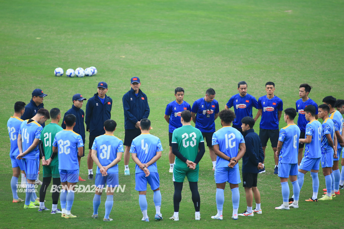 Tuyển Việt Nam thiếu nhiều trụ cột, HLV Kim Sang Sik tranh bóng với Xuân Son 1