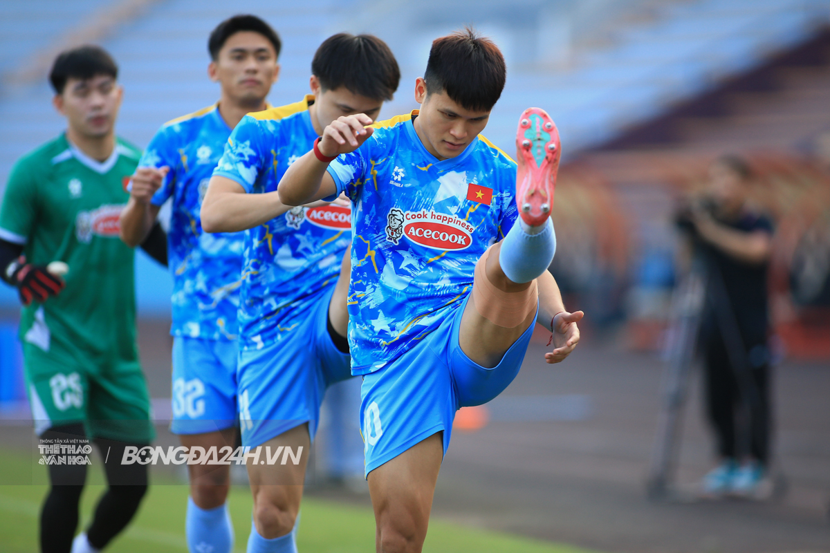 Hai Long bị đau vai, tuyển Việt Nam vẫn chưa có đủ đội hình 3