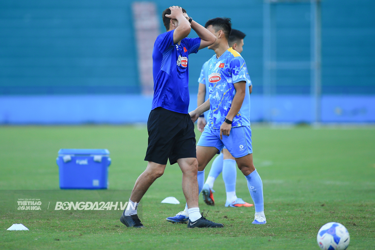 Hai Long bị đau vai, tuyển Việt Nam vẫn chưa có đủ đội hình 8