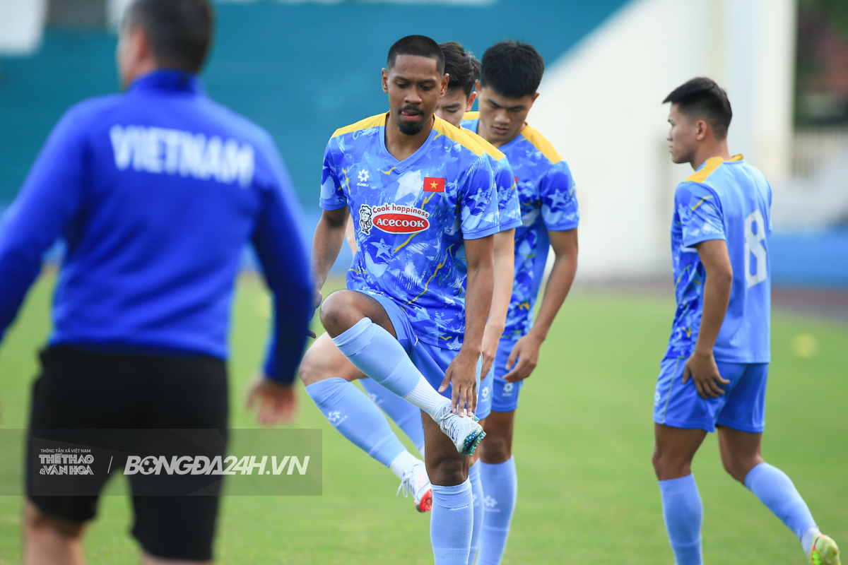 Hai Long bị đau vai, tuyển Việt Nam vẫn chưa có đủ đội hình 1