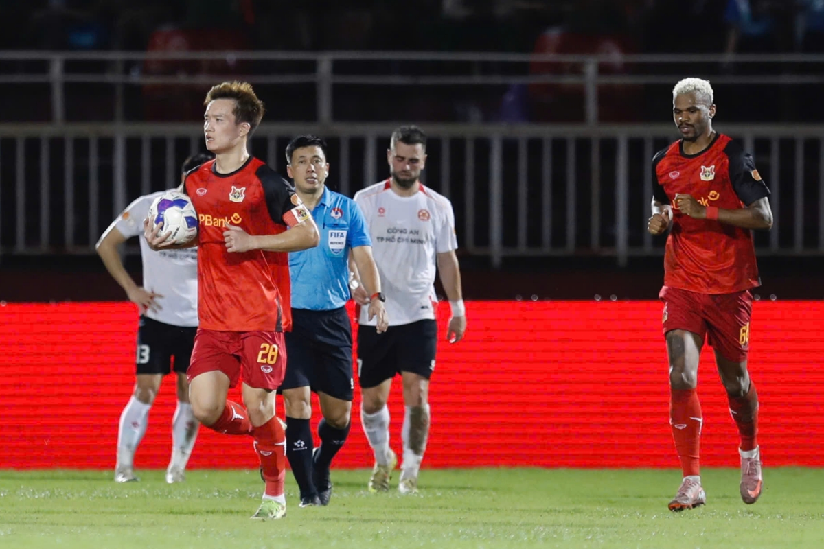 Quả bóng Vàng Việt Nam 2025 Hoàng Đức một mình một ngựa 3