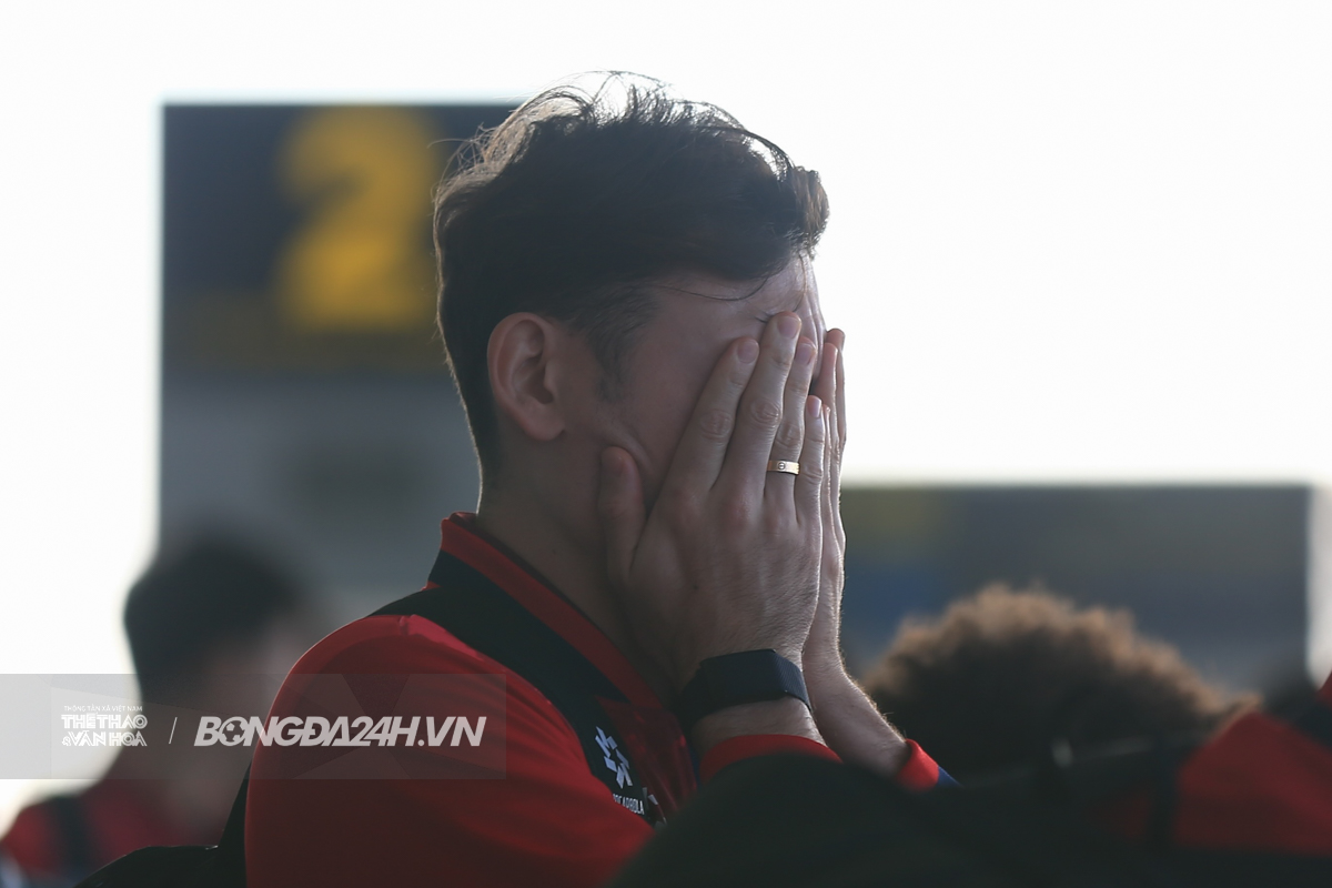 Xuân Son đeo kính cực ngầu, thu hút ánh nhìn tại sân bay 2