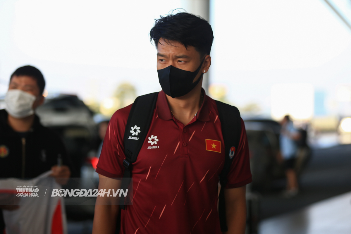 Xuân Son đeo kính cực ngầu, thu hút ánh nhìn tại sân bay 3