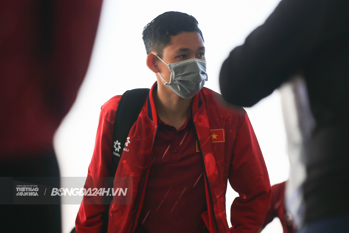 Xuân Son đeo kính cực ngầu, thu hút ánh nhìn tại sân bay 4