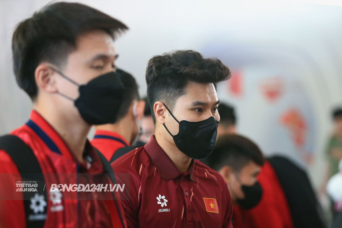 Xuân Son đeo kính cực ngầu, thu hút ánh nhìn tại sân bay 5