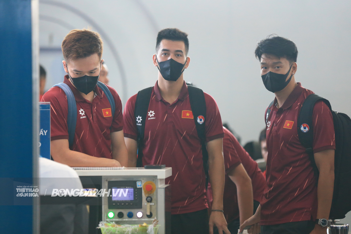 Xuân Son đeo kính cực ngầu, thu hút ánh nhìn tại sân bay 9