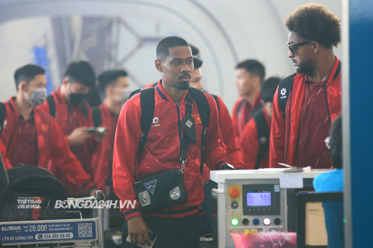 Xuân Son đeo kính cực ngầu, thu hút ánh nhìn tại sân bay 8