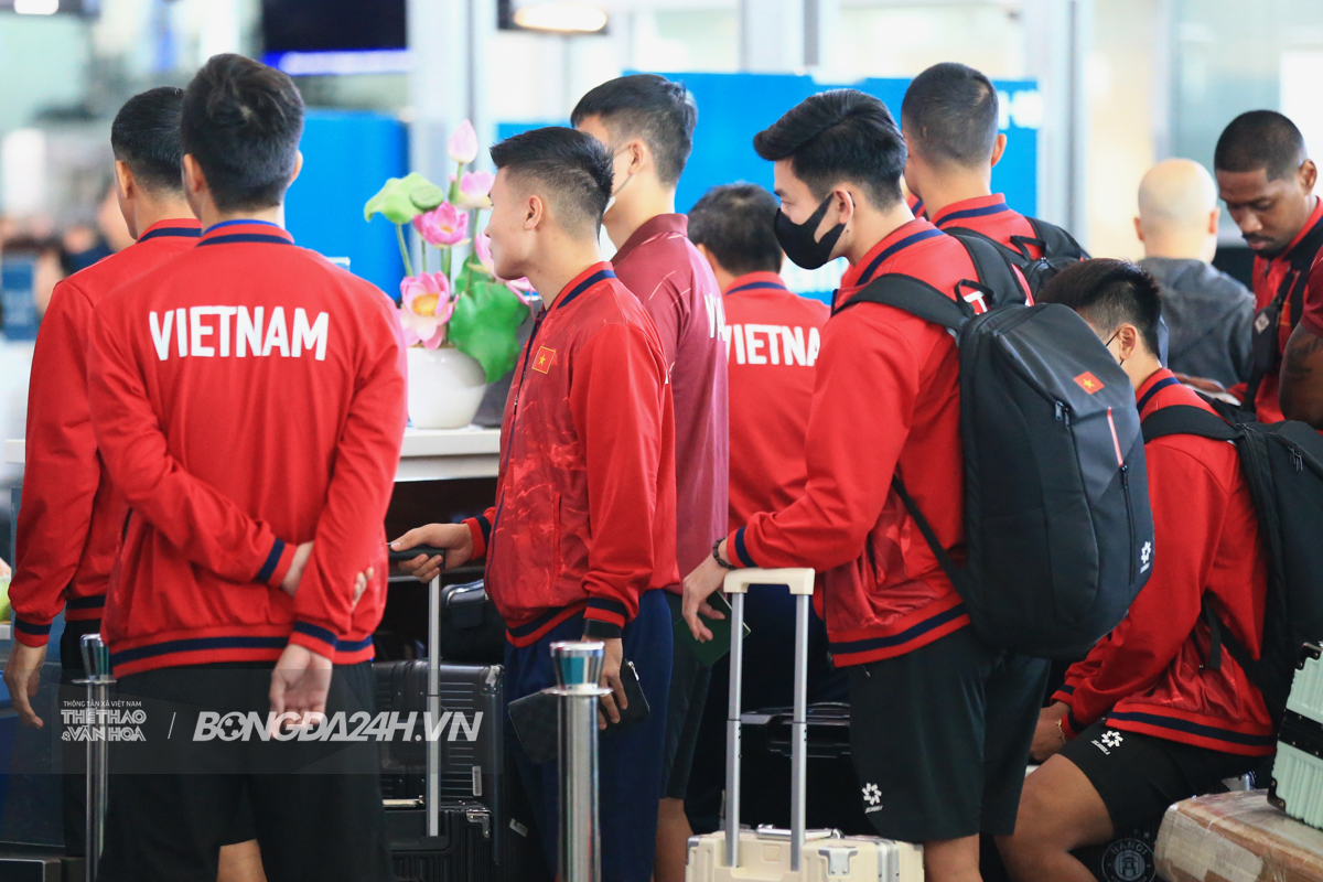 Xuân Son đeo kính cực ngầu, thu hút ánh nhìn tại sân bay 6