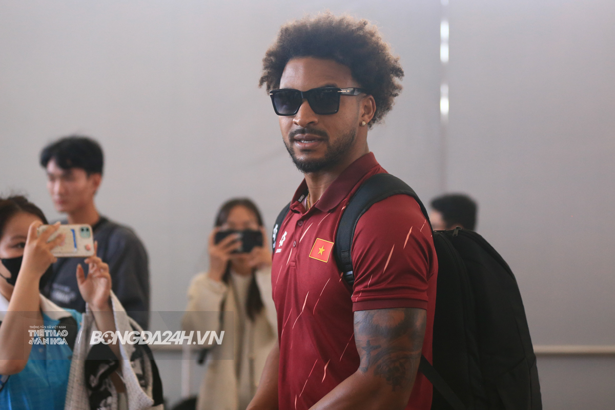 Xuân Son đeo kính cực ngầu, thu hút ánh nhìn tại sân bay 10