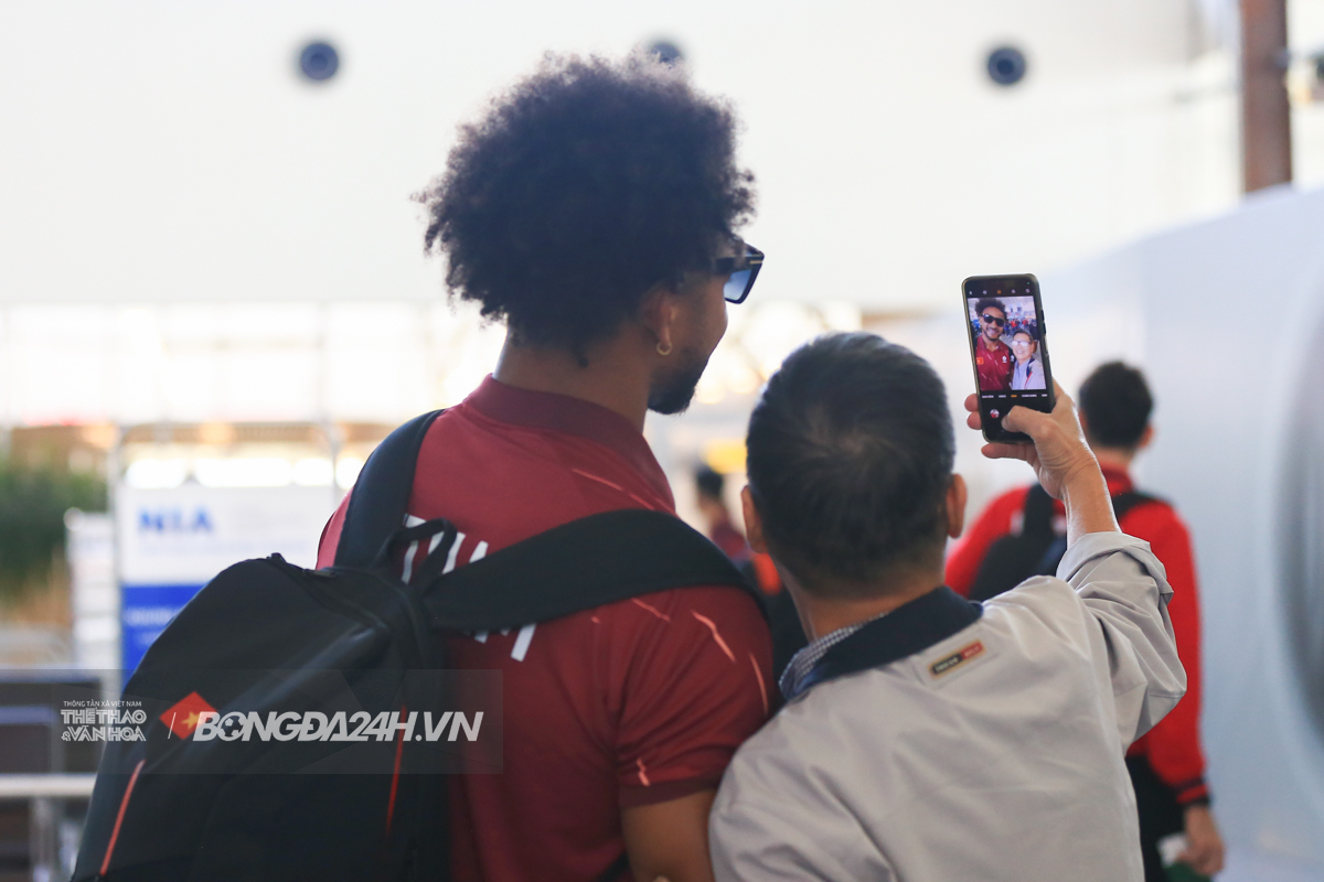 Xuân Son đeo kính cực ngầu, thu hút ánh nhìn tại sân bay 11