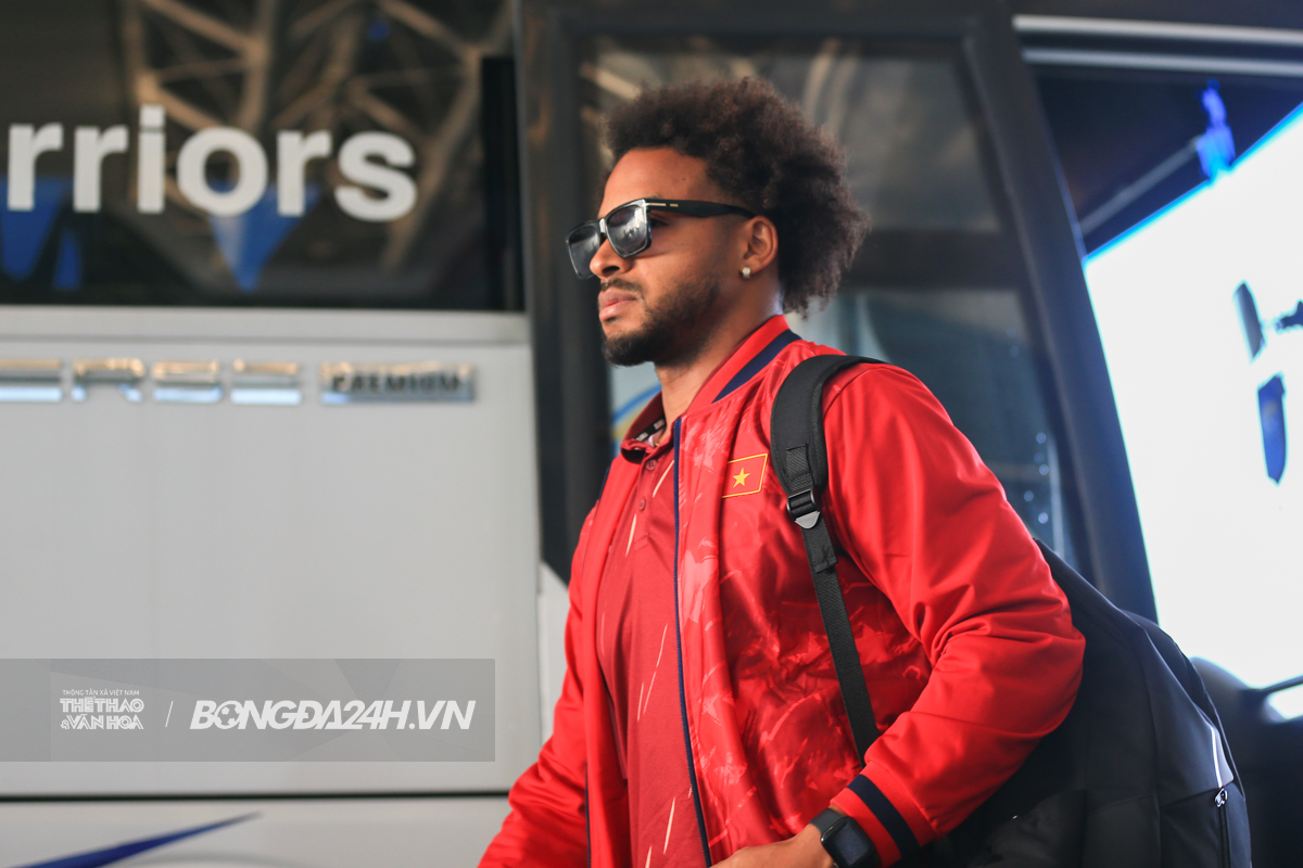 Xuân Son đeo kính cực ngầu, thu hút ánh nhìn tại sân bay 1