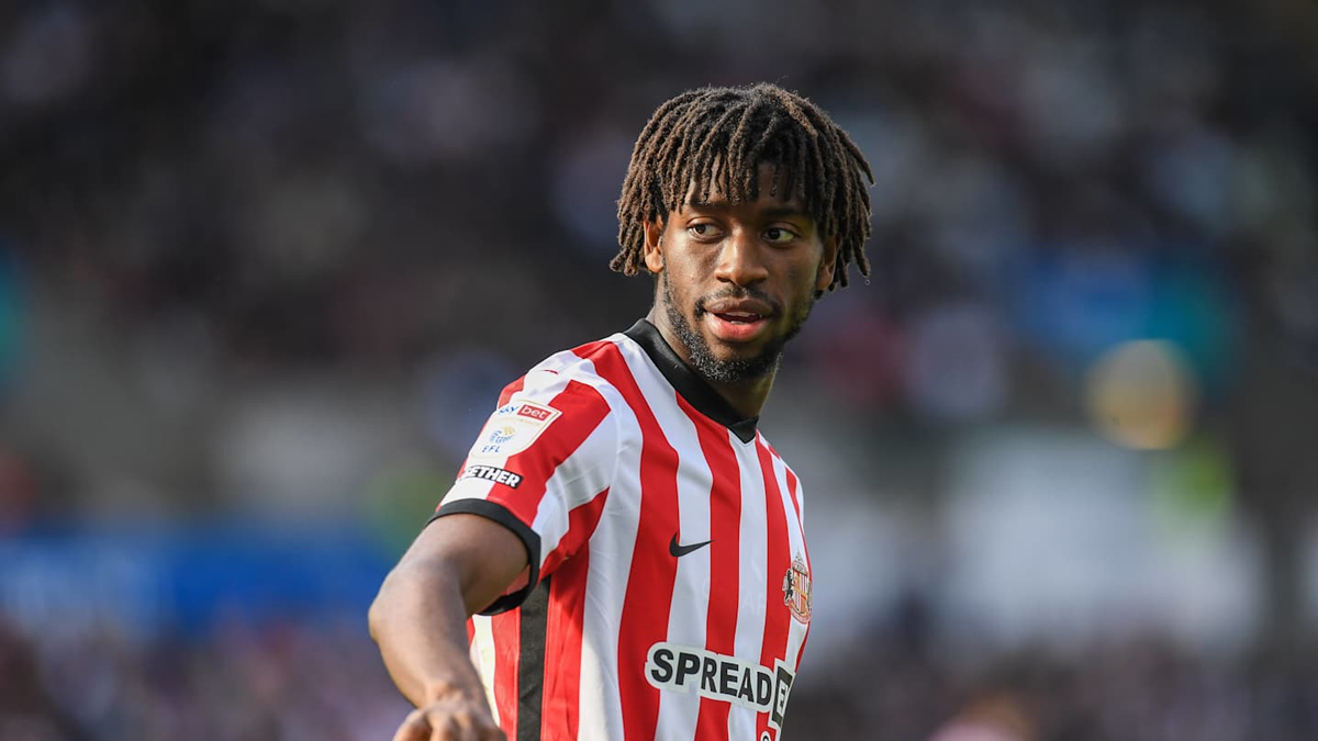 Tiểu sử trung vệ Aji Alese 1