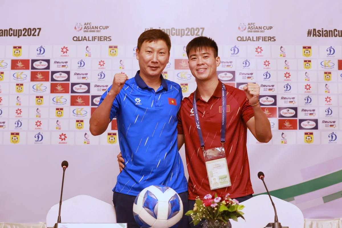 Duy Mạnh và HLV Kim Sang Sik khẳng định quyết tâm trước ĐT Lào Duy Manh va HLV Kim Sang Sik khang dinh quyet tam truoc dT Lao