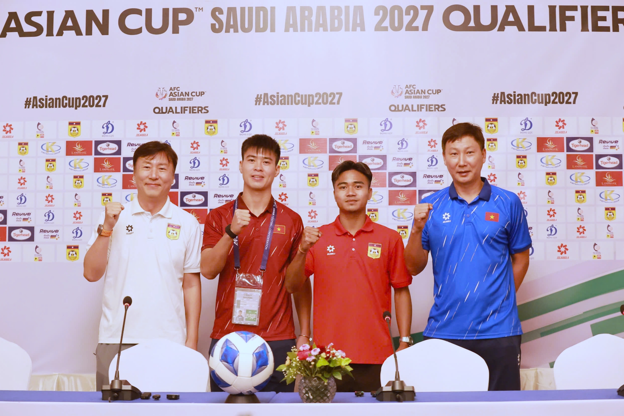 HLV Ha Hyeok Jun va HLV Kim Sang Sik trong buoi hop bao