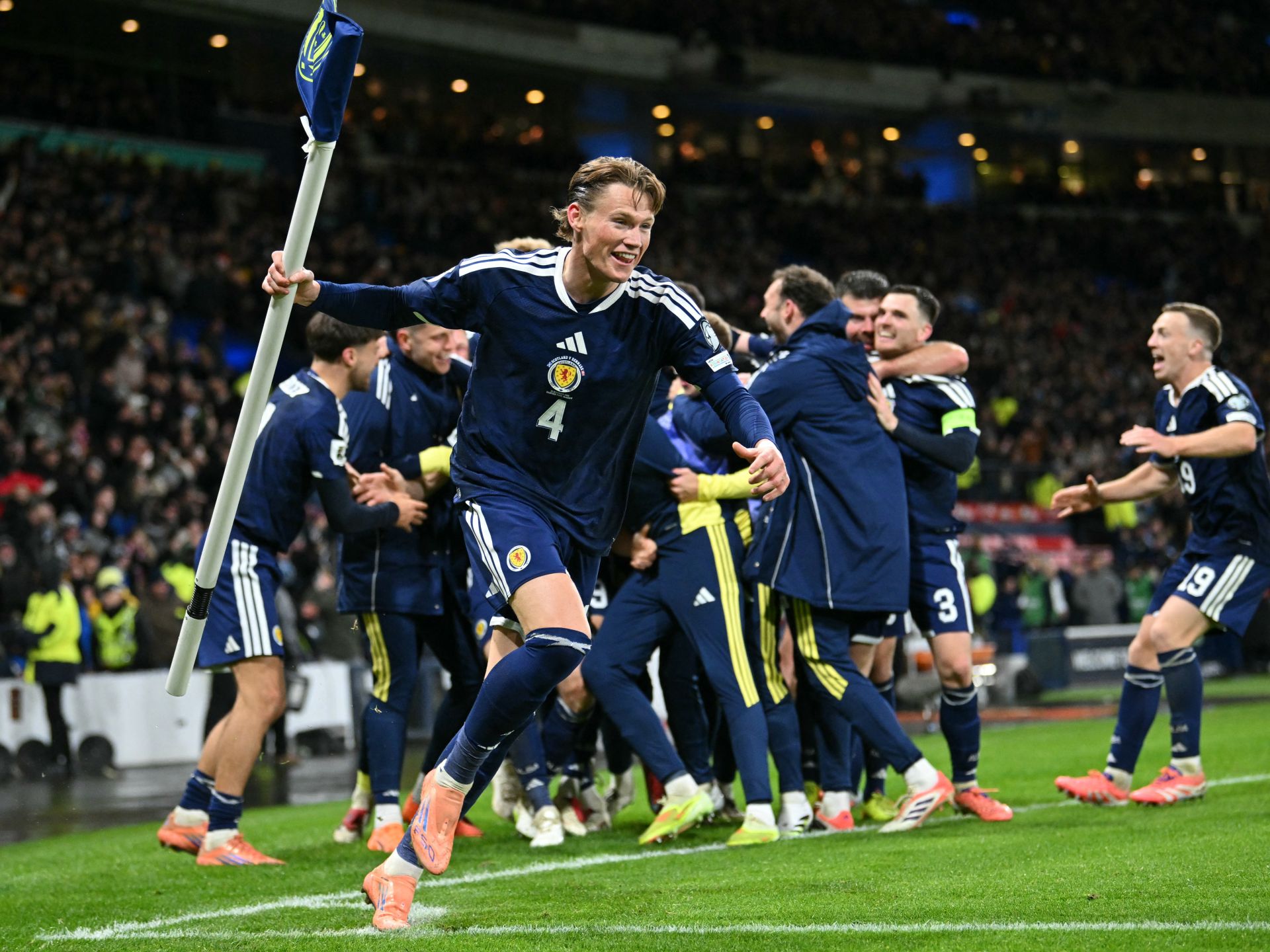 04-scott-mctominay-grabs-corner-1039445142