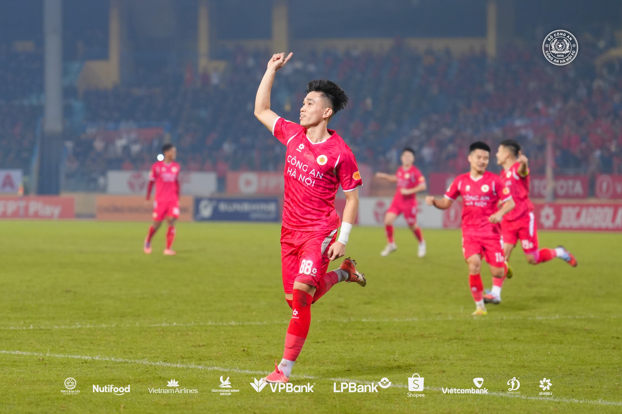 HLV Polking báo tin vui về Đình Bắc cho HLV Kim Sang Sik 1