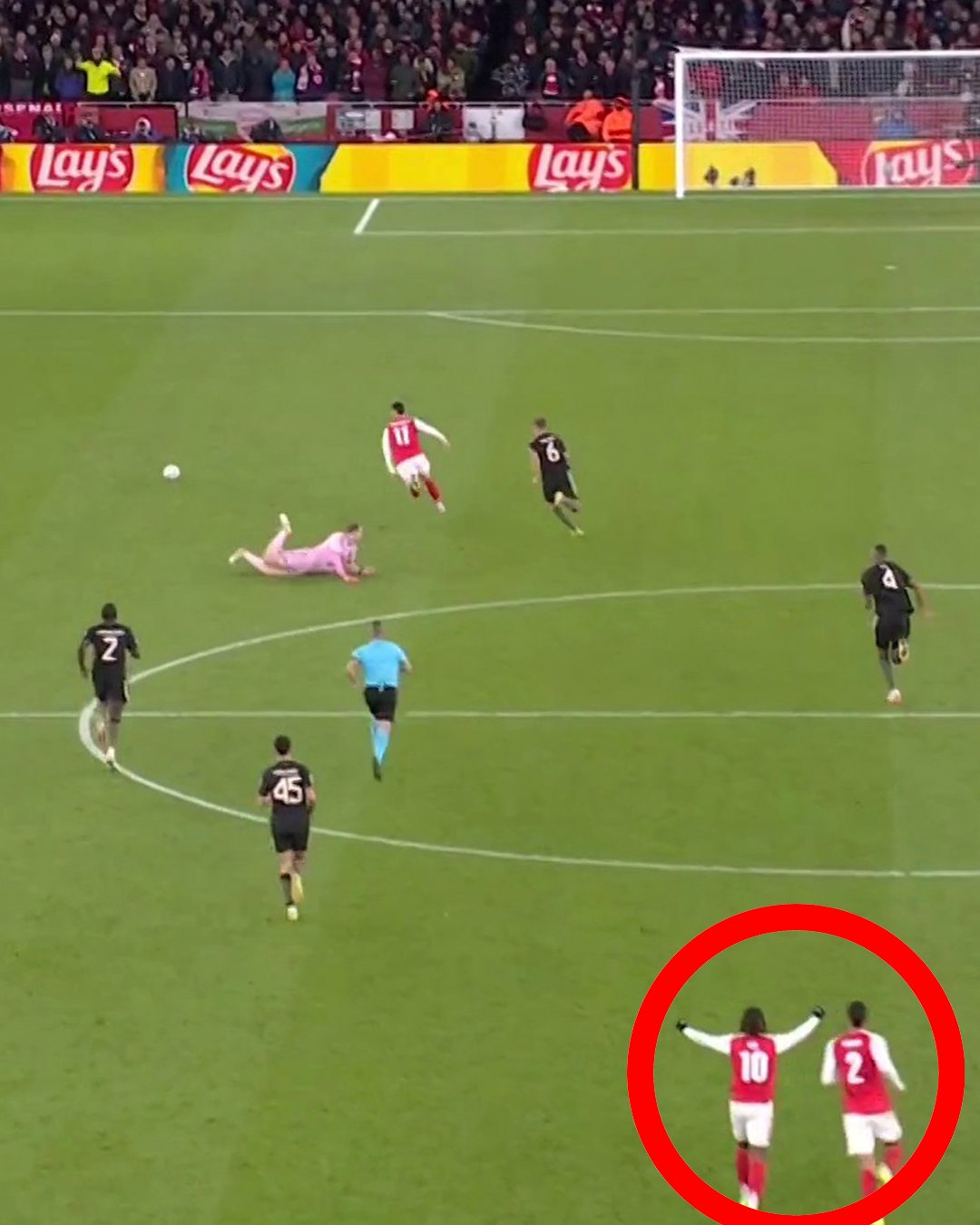 Eberechi Eze biết trước việc Gabriel Martinelli phá lưới Bayern Munich 2