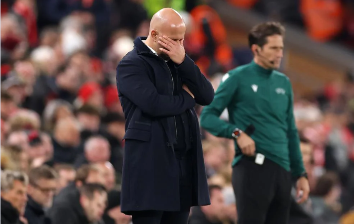 HLV Arne Slot that vong khi Liverpool thua 1-4 truoc PSV.
