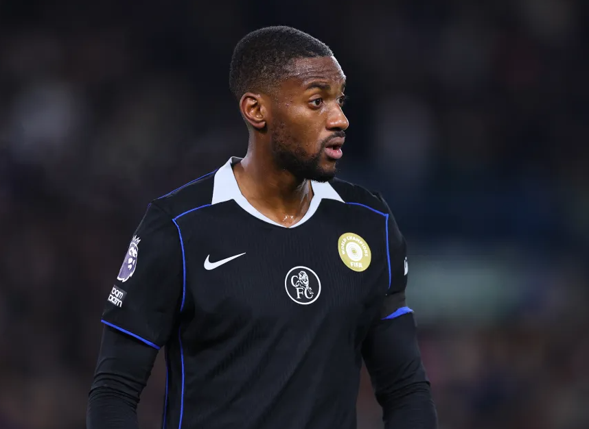 Tosin Adarabioyo bị chỉ trích sau khi sai lầm của anh giúp Leeds ghi bàn Tosin Adarabioyo bi chi trich sau khi sai lam cua anh giup Leeds ghi ban