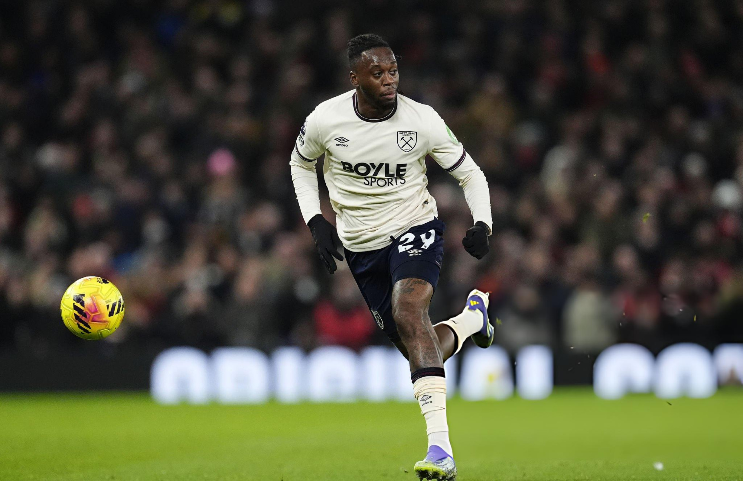 Aaron Wan-Bissaka Bùng cháy trước cố nhân 1